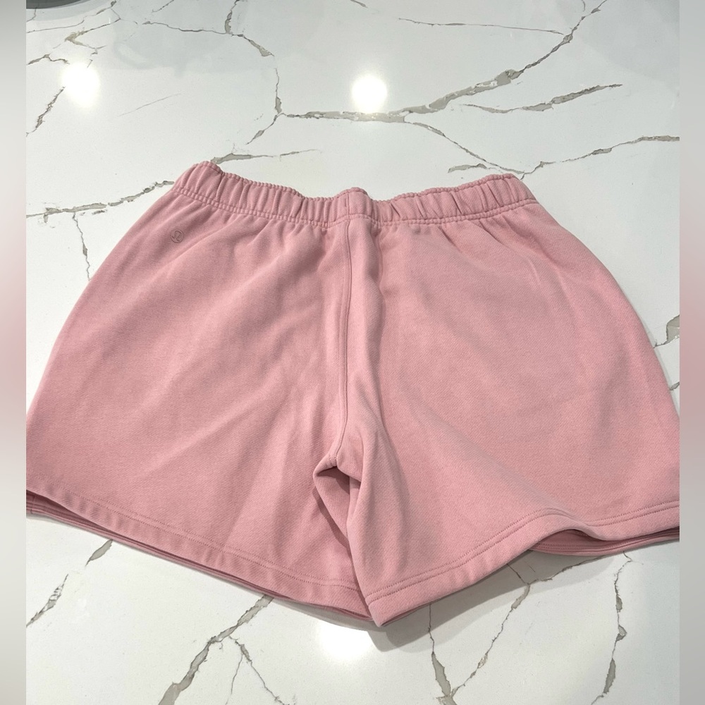 NWT LULULEMON SCUBA OVERSIZED MR SHORT 7” GRAPHIC - Picture 2 of 3
